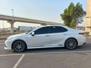 Berline hybride d'occasion 2024 LE GCC, sièges en cuir clair, régulateur de vitesse adaptatif, jantes R18, conduite à gauche, >8L, automatique, transmission intégrale, feux LED, toit panoramique - Product Image 6