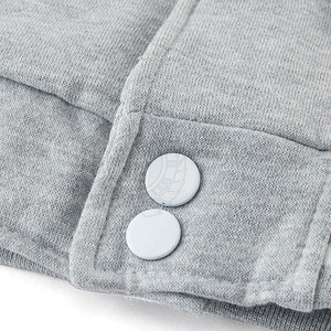 แจ็คเก็ตผู้ชายแบบใหม่ สีพื้น ดีไซน์เลตเตอร์แมน สำหรับฤดูหนาว ผ้าแคนวาส คอตั้ง โลโก้ด้านหน้า มีฮู้ด แห้งเร็ว ระบายอากาศดี สไตล์สตรีทแวร์ คุณภาพสูง - Product Image 6