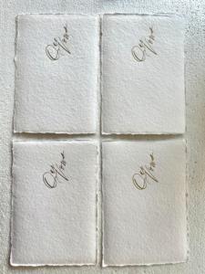 ที่ใส่หนังสือคำปฏิญาณขอบพิมพ์ลายฟอยล์สีทองสั่งทำได้พร้อมริบบิ้นผ้าไหมรีไซเคิลเหมาะสำหรับขายโดยนักวางแผนงานแต่งงาน - Product Image 5