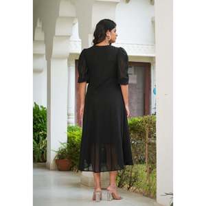 Robe Anarkali brodée de fleurs en noir Vêtements et accessoires traditionnels musulmans - Product Image 1