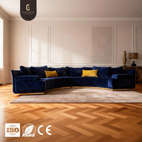 Canapé sectionnel incurvé de luxe sur mesure, alternative au dupe, avec tissu bleu riche et base dorée, options de revêtement personnalisées