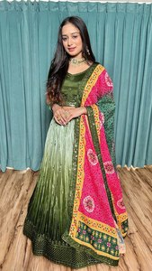 Exclusivo diseño de alta calidad en tela de seda Chinon pura, Lehenga Choli de diseñador hecho a mano con blusa para dama de honor. - Product Image 5
