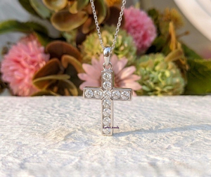 Collier pendentif croix chrétienne en argent sterling 925 plaqué rhodium avec moissanite pour femme, couleur D, VVS1, certifié par une tierce partie - Product Image 1