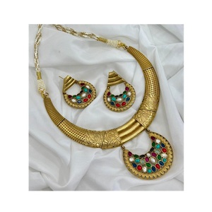 Ensemble ras du cou Royal Mossanite Polki Ensemble Kundan de style classique avec pièce maîtresse émeraude pour femmes et filles pour mariages et fiançailles - Product Image 1