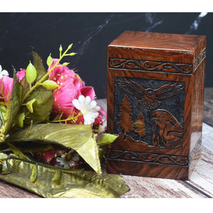 Urne en palissandre fabriquée à la main pour cendres humaines aigle urnes en bois gravées pour adultes urne funéraire celtique fabriquée à la main par AYAANS - Product Image 5