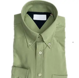 Camicia da uomo in cotone 100% alta qualità gabardine colore verde abbottonata verso il basso con tasca seguendo la tradizione Made in Italy export