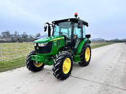 Tractor Agrícola John Deere 5058E de Alta Calidad, 58HP, 2WD/4WD, Motor Diésel, Dirección Asistida, Uso Pesado en Campo - Product Image 3