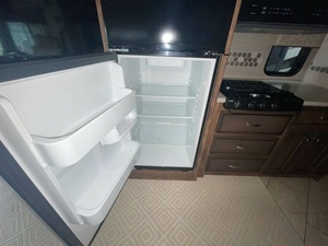 Used 2018 Newmar B-a-y S-t-a-r 3414 Trailer - Product Image 4