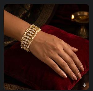 Exclusivo Brazalete con Acabado Dorado y Piedras Kundan de Primera Calidad para Bodas y Compromisos, Colección para Fiestas, para Mujer - Product Image 2