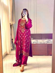 Mejore su armario con este recién lanzado conjunto de pantalón Kurti con hermoso hilo de lentejuelas de 5mm y trabajo de bordado Zari - Product Image 3