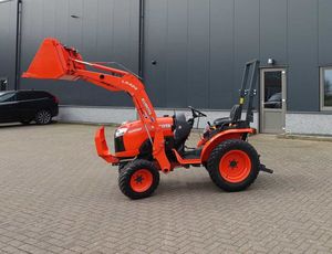 Tracteur agricole miniature Kubota B2650 4x4 HST 25 CV avec moteur automatique, chargeur frontal et roulements agricoles - Product Image 2
