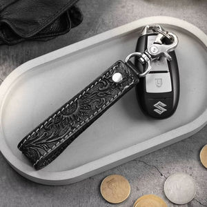 Llavero de Cuero Genuino Negro con Diseño de Bucle, Impresión Tipográfica Artesanal Premium, Logotipo Personalizado para Uso Diario y Corporativo - Product Image 2