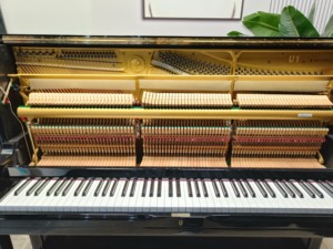 Piano Vertical Yamaha U1A de Alta Calidad con Acabado Negro, Tapa de Madera Sólida, Diseño Clásico y Tacto Suave (400+ U1) - Product Image 6