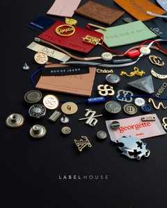 Étiquette de tissu de vêtement personnalisée 100 pièces 2x5cm extrémité/centre de pli Étiquette tissée de haute qualité pour vêtements Logo de marque estampage à chaud - Product Image 6