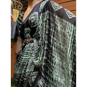 Precioso Sari de Fiesta de Seda Satén Estampado Verde con Blusa para Usar en Clubes - Product Image 2