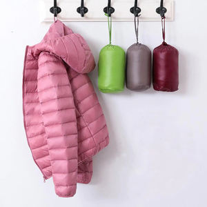 Veste matelassée légère pour femme, coupe ajustée, hiver, chaude, respirante, pliable, avec capuche, doublure en nylon imprimé, rembourrage en polyester - Product Image 1