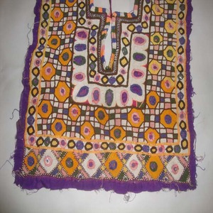 Últimas Blusas y Vestidos de Moda Banjara con Bordado Étnico Baloch Ne Yoke, Apliques, Trabajo de Espejo y Encaje, en Tela de Algodón - Product Image 3