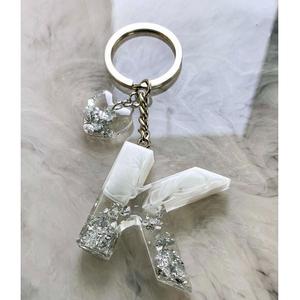 Superbe porte-clés en résine avec K séché et forme élégante porte-clés en résine avec effet galaxie et incrustation de feuilles d'or - Product Image 4