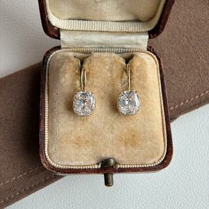 Boucles d'oreilles en diamant avec diamants taille coussin de style ancien et sertissage à griffes - Product Image 1