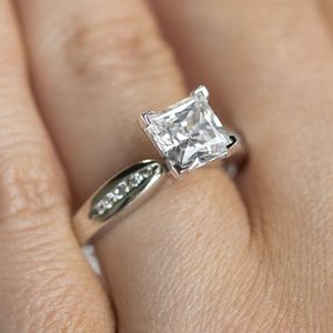 Princess Cut Channel Set Moissanite Anillo de compromiso - Product Image 3