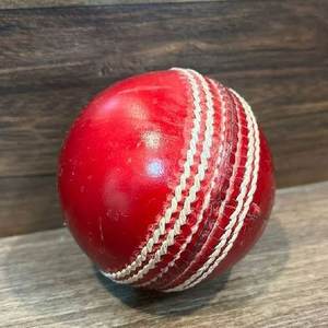 Pelota de críquet de 2 piezas de cuero rojo Premium para partidos profesionales - Product Image 5