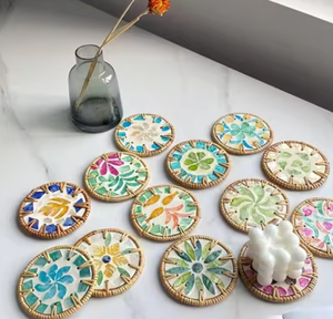 Posavasos redondos coloridos de ratán, accesorios de cocina resistentes al calor con motivo de nácar y concha de Vietnam - Product Image 1