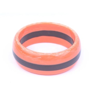 2021 nouveau bracelet acrylique en résine coréenne à la mode 2022 nouveau Bracelet de mode torsadé Transparent pour les femmes élégant cercle bijoux en résine - Product Image 3