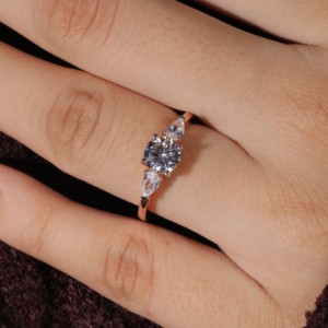 Bague en or véritable 18 carats à trois pierres avec diamant rond cultivé en laboratoire certifié HPHT CVD diamant certifié IGI - Product Image 2
