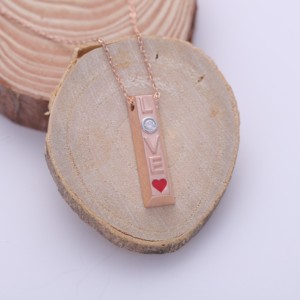 Colgante de barra vertical con diamante cultivado en laboratorio certificado por IGI con la palabra “LOVE” en oro rosa/amarillo y blanco de 14 quilates - Product Image 1