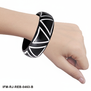 Brazalete Grueso de Resina Negra Hecho a Mano con Incrustaciones de Triángulos Geométricos Blancos, Joyería de Estilo Tribal Atrevido para Mujer - Product Image 2