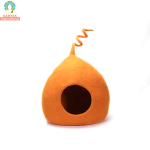 Cama para mascotas cómoda casa para gatitos con diseño de nabo naranja hecha a mano más vendida - Product Image 1