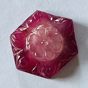 Ruby Blossom colgante tallado piedra preciosa - Product Image 2