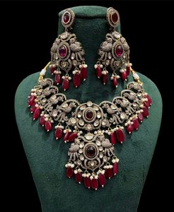 Ensemble de bijoux de mariage religieux traditionnel indien en or plaqué 14 carats, collier et boucles d'oreilles Polki Kundan non taillées, inspiré de Sabyasachi - Product Image 2