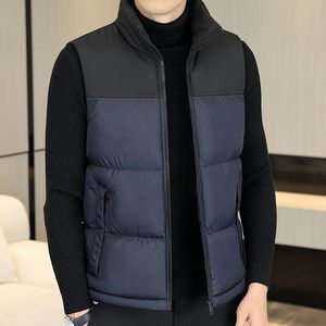 Gilet matelassé d'hiver sans manches pour homme avec rembourrage en coton, col montant fin, logo frontal, imperméable, style urbain, éco-responsable - Product Image 3