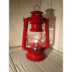 Les lanternes en verre et les lanternes colorées scintillantes de couleur rouge rosé échoient à la beauté intemporelle des nuits du Ramadan dans toutes les cultures - Product Image 1