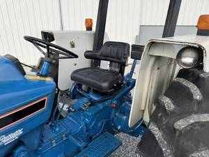 Compre un Tractor de Ruedas Ford 4610 Usado de 1986 con Motor de 55HP, Caja de Cambios y Bomba 1KG para Agricultura - Product Image 3