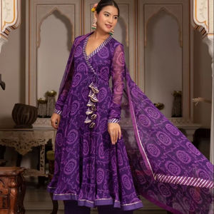 ชุดกุลาบี กาลียาน รันเกล ปูรา ผ้าฝ้าย บันเดจ อนกรักฮา คุर्ติ |   ผ้าจอร์เจตต์ ดูปัตตา และ โกต้า ปาตติ |   ชุดเดรสยาวปานกลางสำหรับงานเทศกาล - Product Image 1