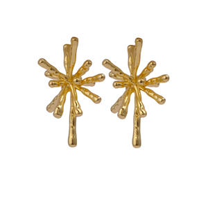 Pendientes llamativos de Starburst chapados en oro abstracto a la moda para mujer Diseño de aro artístico hecho a mano Estilo de moda Hecho principalmente en latón - Product Image 4