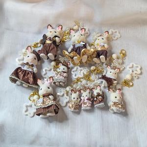 Porte-clés du 40e anniversaire de Sylvanian Families: Breloque lapin en chocolat perlé - Product Image 5