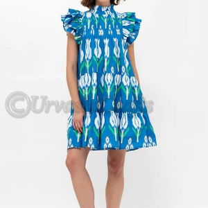 Hecho de popelina de algodón ligeramente estructurada Manga con volantes en la parte delantera y trasera Botón que detalla la parte trasera del vestido - Product Image 1