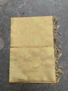 Dupatta de seda con estampado dorado de Banarasi hecha a mano para niñas con colores y patrón surtidos y accesorio elegante para cualquier ocasión - Product Image 2