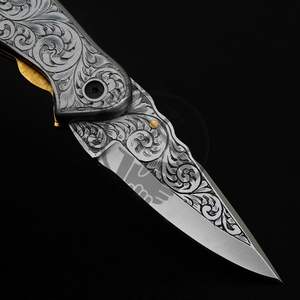 Couteau pliant en acier D2 gravé à la main personnalisé Lame en acier à haute teneur en carbone Couteaux de poche personnalisés avec étui personnalisé OEM - Product Image 3