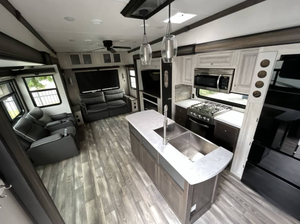 Precio de Subasta Autocaravana Usada Forest River Cardinal Luxury 380RLX 2023, Interiores Espaciosos, Una Habitación, 4-6 Pasajeros, Euro 5 en Venta - Product Image 2