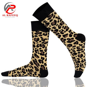 Calcetines de Algodón Amarillo Intenso con Estampado de Leopardo Salvaje, Modernos y Personalizables con Posición del Logotipo en el Cuerpo y el Puño - Product Image 1
