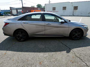 Argenté 2024 SEL Traction avant Sièges en cuir foncé Système de navigation Démarrage à distance Toit ouvrant Android Auto Jantes en alliage - Product Image 3