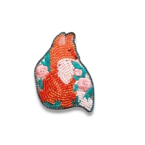 Broche personnalisée en cuivre en forme de pretzel, brodée à la main avec fils et perles, pour mariage et mode enfantine, vente en gros - Product Image 3