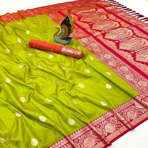 Sari de Seda Banarasi Suave VASTRA COTTAGE con Zari, Pallu de Contraste Enriquecido, Diseño de Borde Tejido con Zari en Contraste, Borlas y Blusa de Seda - Product Image 5