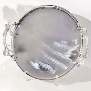 Bandeja Decorativa Redonda de Aluminio Estilo Europeo con Acabado Plateado, Diseño de Autor, la Más Vendida para Decoración del Hogar - Product Image 1