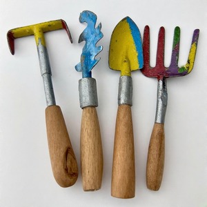 Maceta de bombilla de hierro pulida a mano con acabado de pátina, arte hecho a mano que crea una utilidad duradera con decoración rústica de temporada - Product Image 1