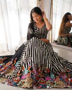 La colección Lehenga Choli de diseñador moderno más esperada para fiestas de Navratri que le presenta la última Lehenga más hermosa para - Product Image 4